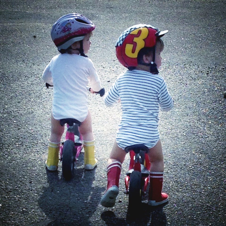 Kinder auf Laufrädern. Foto: Andreas Oertel