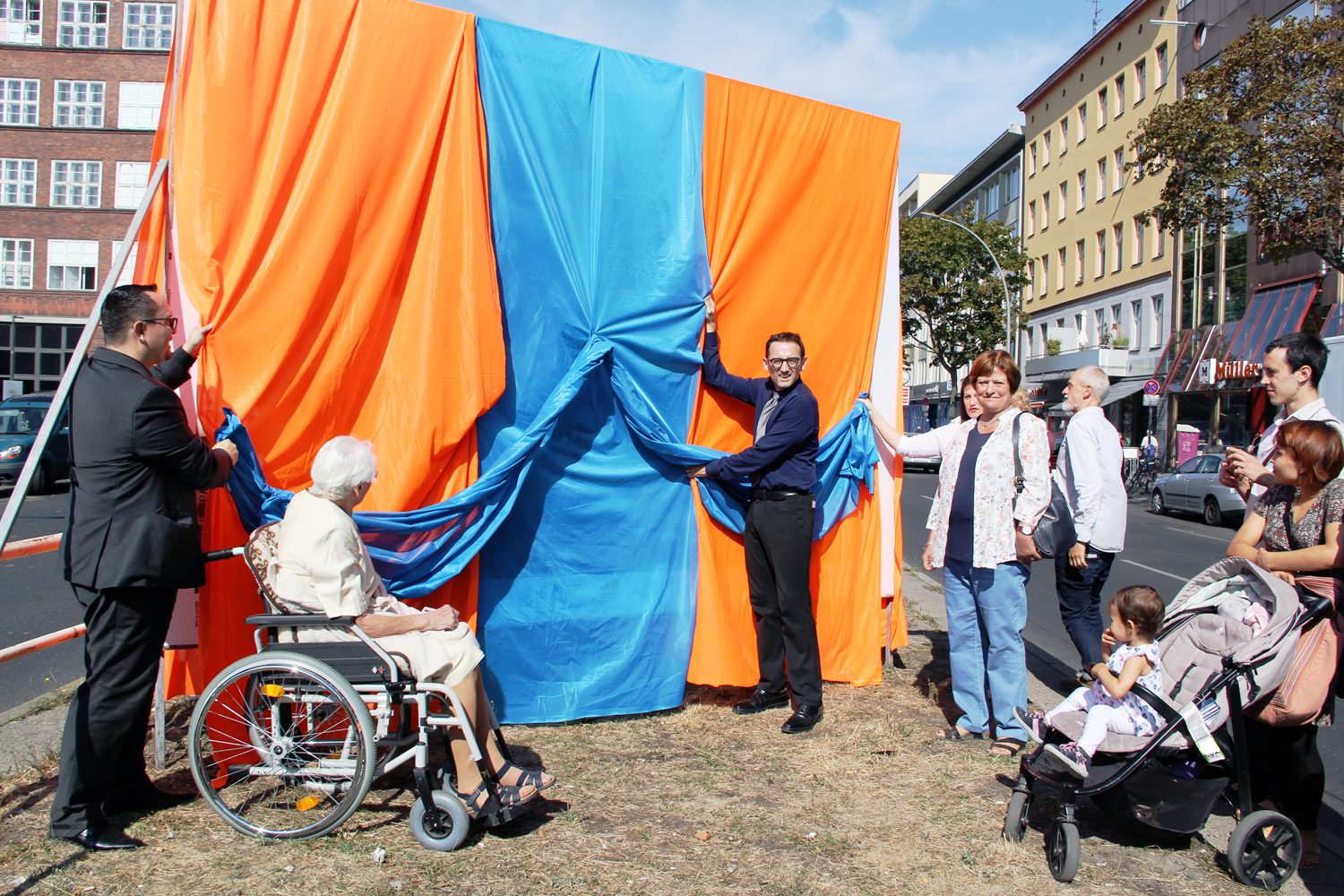 Bezirksbürgermeister Stephan von Dassel enthüllt ein Bild der Ausstellung "Mein Wedding 5". Foto: D. Hensel