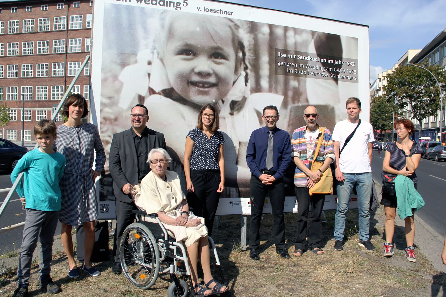 Bezirksbürgermeister Stephan von Dassel (mit Kravatte) mit den Menschen, deren Arbeiten für die Ausstellung "Mein Wedding 5" auf der Müllerstraße ausgewählt wurden. Foto: D. Hensel