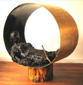Gabriele D.R. Guenther, „Zersetzt |Verstoßen“, 2006, Blattkupfer/Acryl/Wachs/Draht/Mischtechnik auf Plastik/Holz/Papier/Metall, 112 x 110 x 60 cm