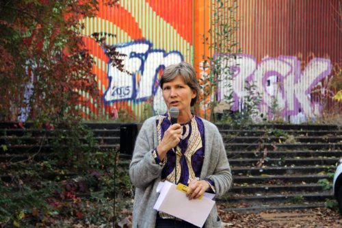 Silke Riechert, die ein Kunstprojekt mit Kindern zur Nutzung des Geländes gemacht hat. Foto: Hensel