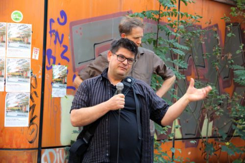 Stadtsoziologe Andrej Holm bei der Kundgebung. Foto: Hensel