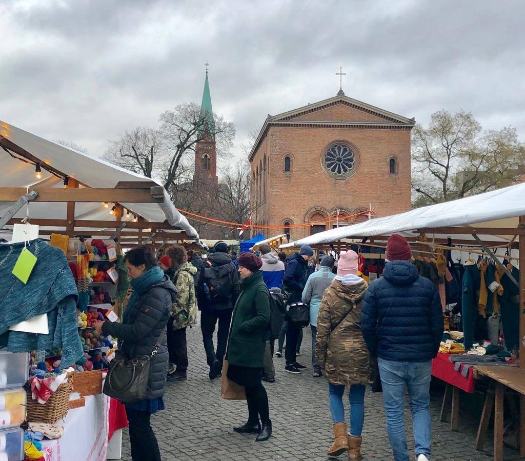 Besucher eines Marktes auf dem Leopoldplatz
