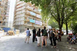 Regelmäßig gab es während der Bauphase Baustellenbesichtigungen. Sie waren stets gut besucht. Foto: Hensel