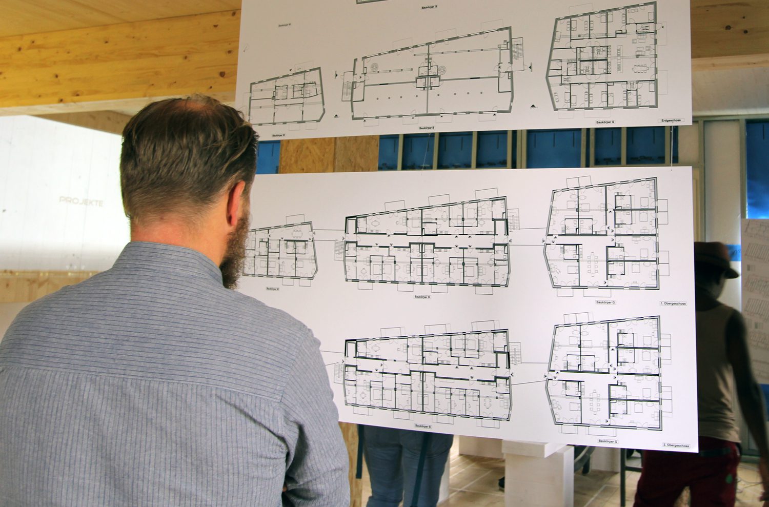 Auf den Plänen ist zu sehen, wie die die sogenannte Wohn-Cluster im Holzhaus Lynarstraße aufgeteilt sind. Foto: Hensel