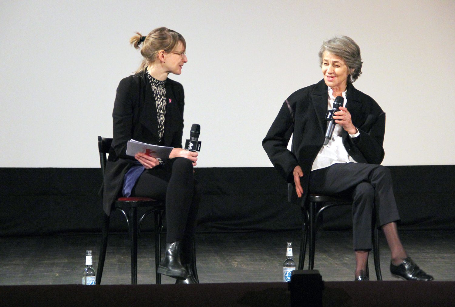 Anne Lakeberg beim Filmgespräch mit Charlotte Rampling (rechts). Foto: Hensel
