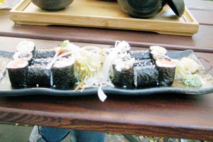 Sushi gibt es in der Nguyen Kitchen in der Brunnenstraße auch. Foto: Schnell