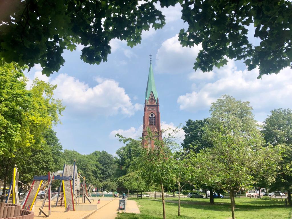 Blick auf eine Kirche hinter einem Park