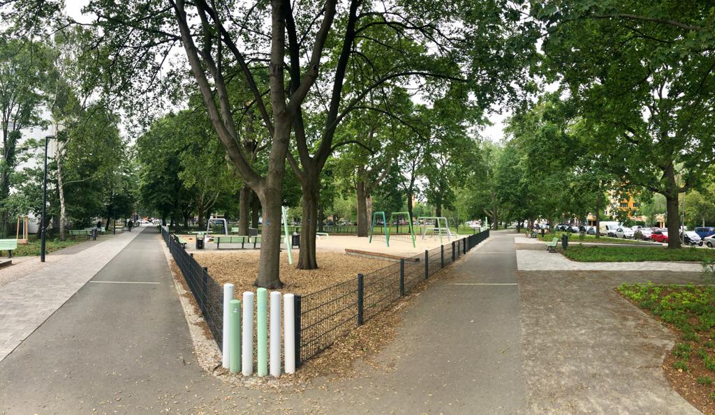 Blick über einen Park mit Spielplatz