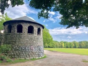 Blick auf einen Turm im Schillerpark, die Architektur entdecken
