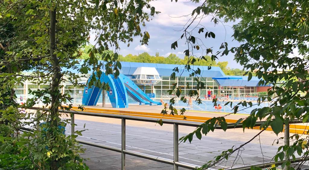 Blick auf ein Freibad mit einer Rutsche