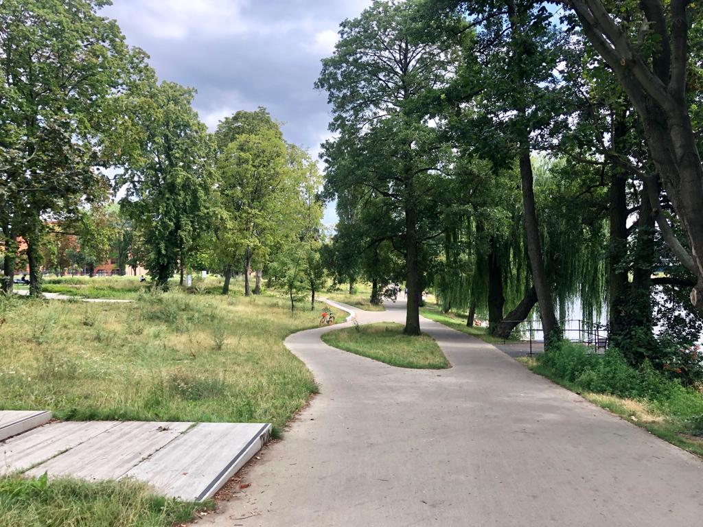 Ein Weg windet sich durch einen modernen Park
