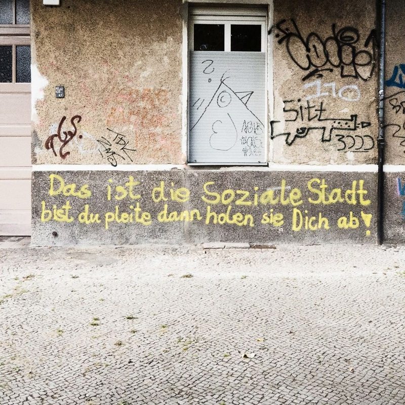 Graffiti an einer schmutzigen Wand
