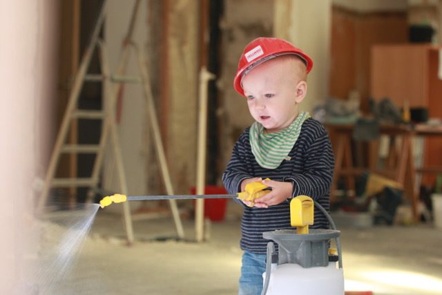 Ein Kleinkind auf einer Baustelle