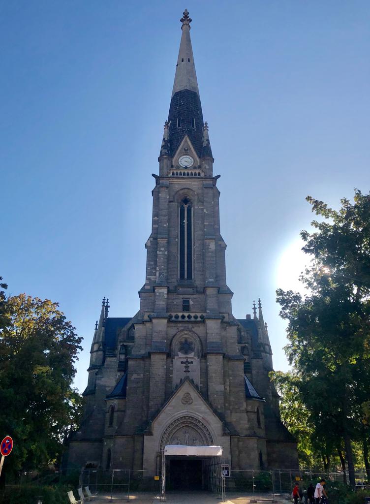 Ein Kirchturm am Gartenplatz