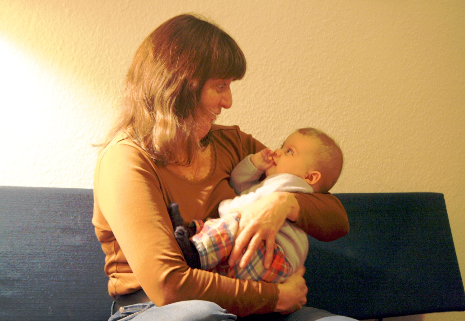 Paula Diederichs mit einem Baby.