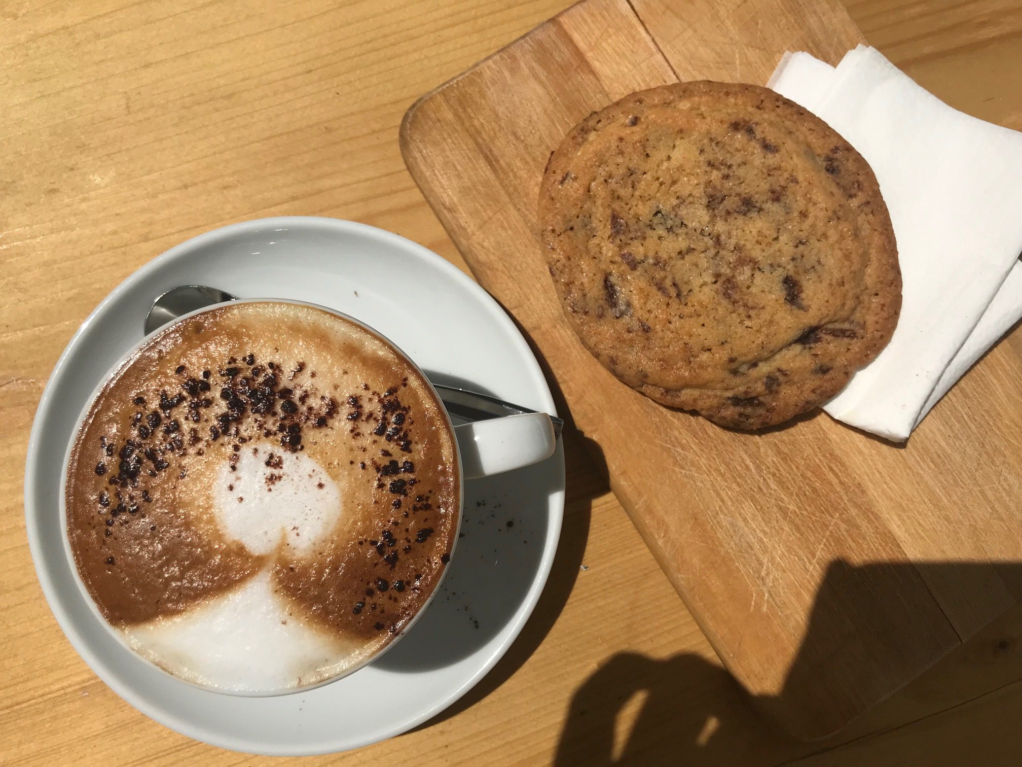 Eine Tasse Kaffee und ein Cookie