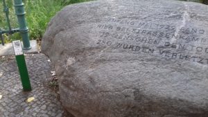 Zu sehen ist ein großer Stein, liegend. Auf ihm steht geschrieben: Anfang Mai 1929 fanden hier bei Straßenkämpfen 19 Menschen den Tod, 250 wurden verletzt.