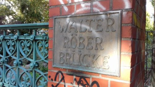 Namenstafel an der Walter Röber Brücke. Foto: Ute Pothmann