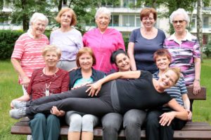 Ein Gruppenfoto zeigt ältere Damen sowie die Koordinatorin Ayten Kaufmann während einer Sportveranstaltung