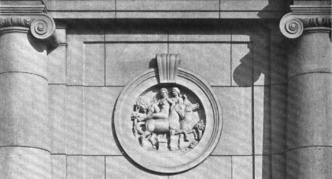Fassadendetail Haupteingang der Schule in der Ofener Straße, Arch. & Stadtbaurat Ludwig Hoffmann