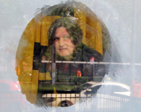 Die Künstlerin Suse Weber schaut durch das Fenster ihrer Studio//Bühne auf die Osloer Straße.