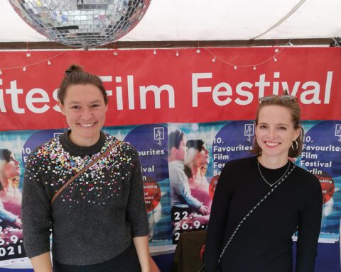 Paula Syniawa und Anna Jurzik, hier am Stand beim Weddingmarkt, organisieren das Favourites Film Festival.