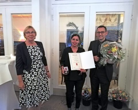Ebru Schaefer (mitte) mit Sonja Kreitmair und Bezirksbürgermeister Stephan von Dassel