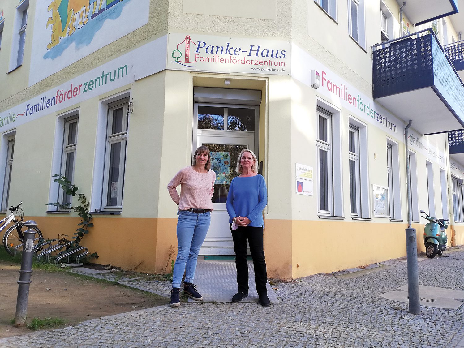 Janka Pfaff (links) und Nicole Figge vor dem Panke-Haus