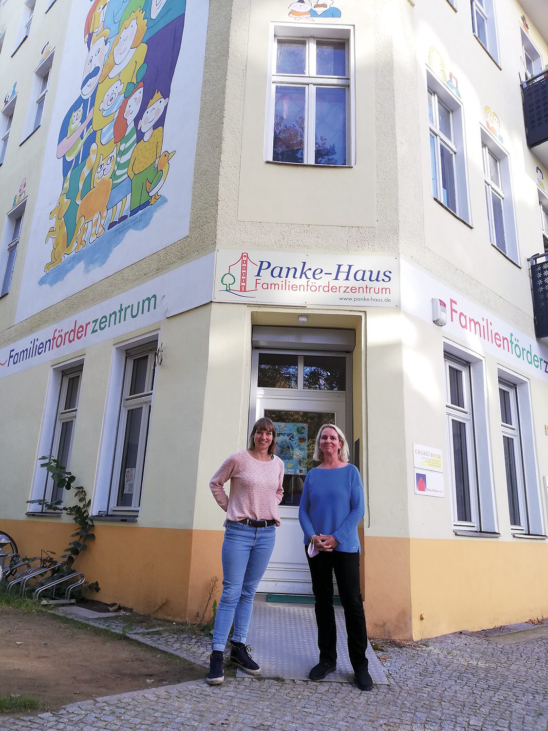 Janka Pfaff (links) und Nicole Figge vor dem Panke-Haus