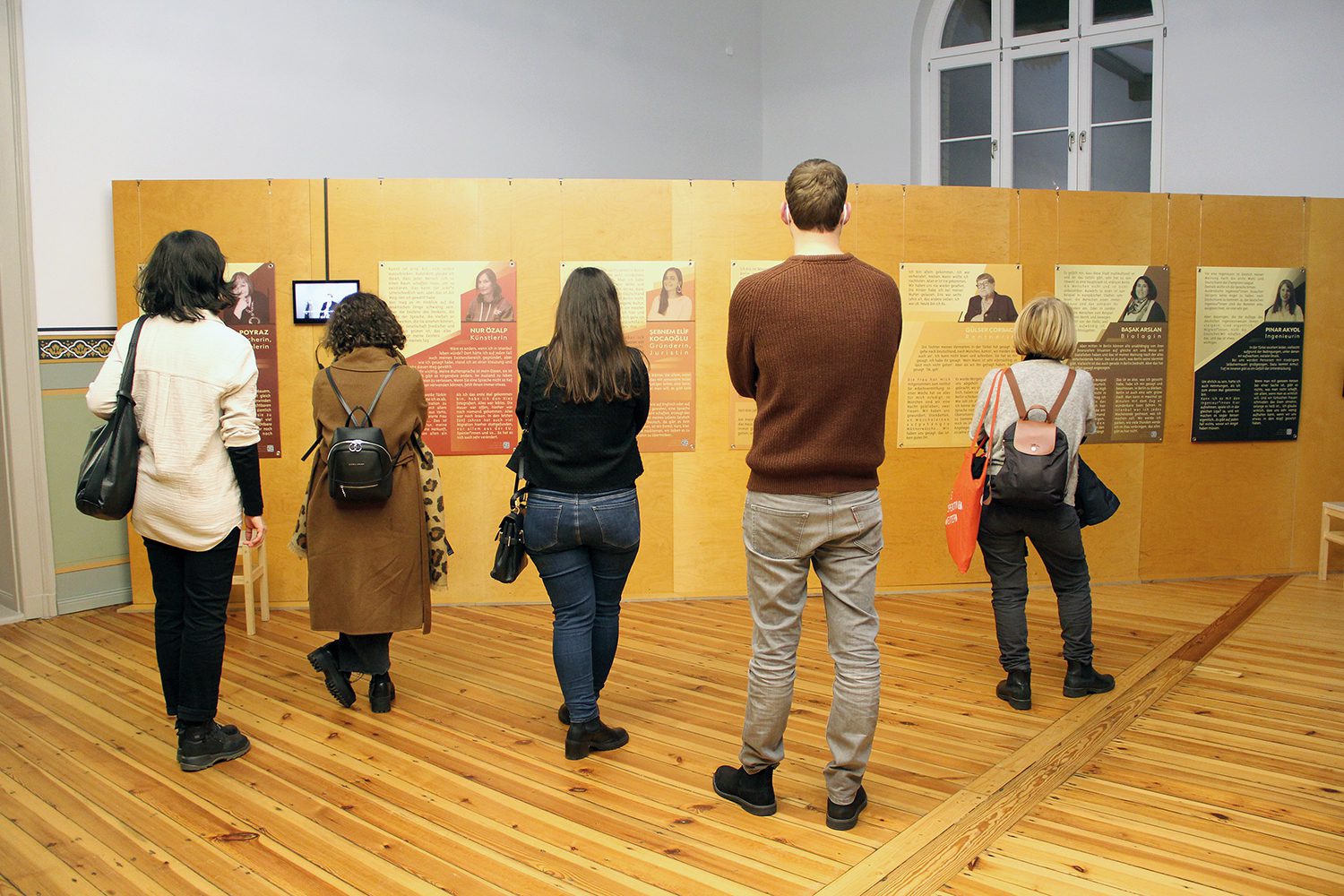 Gäste der Vernissage betrachten die Ausstellung im Mitte Museum