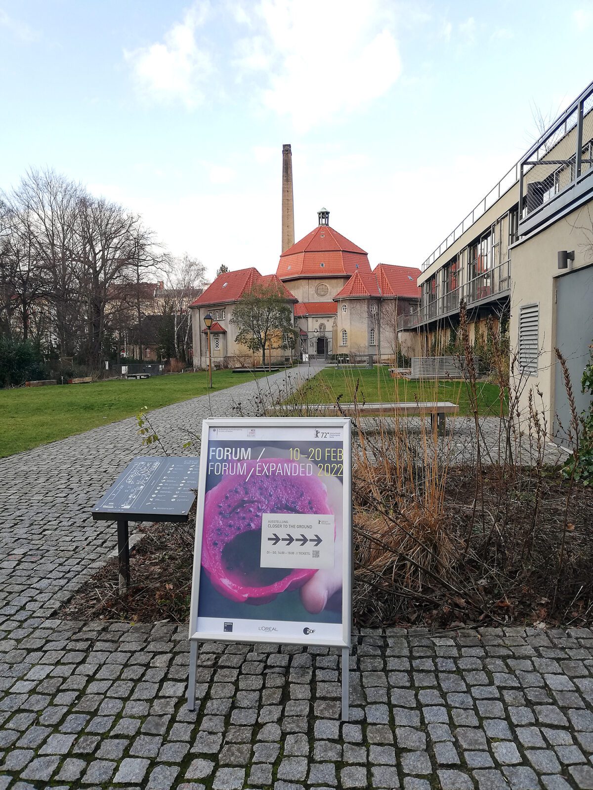 Zur Berlinale-Ausstellung im Silent Green geht es rechts entlang in die Betonhalle. Foto: Hensel