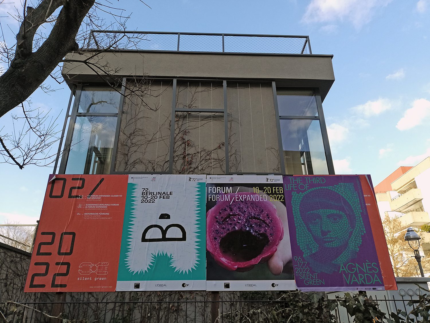 Plakate am Zaun in der Gerichtstraße zeigen: Der Februar war im Kulturquartier geprägt von der Berlinale - und ein Teil des März auch noch. Foto: Hensel