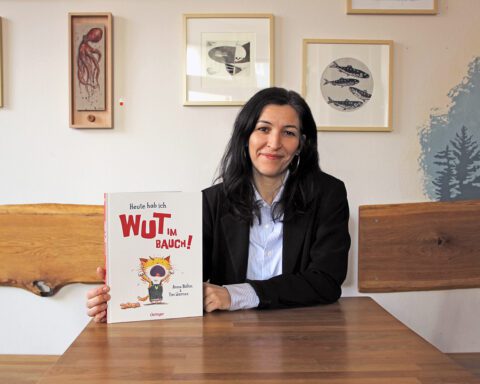 Kinderbuchautorin Anna Böhm mit ihrem neuesten Buch. Foto: Hensel