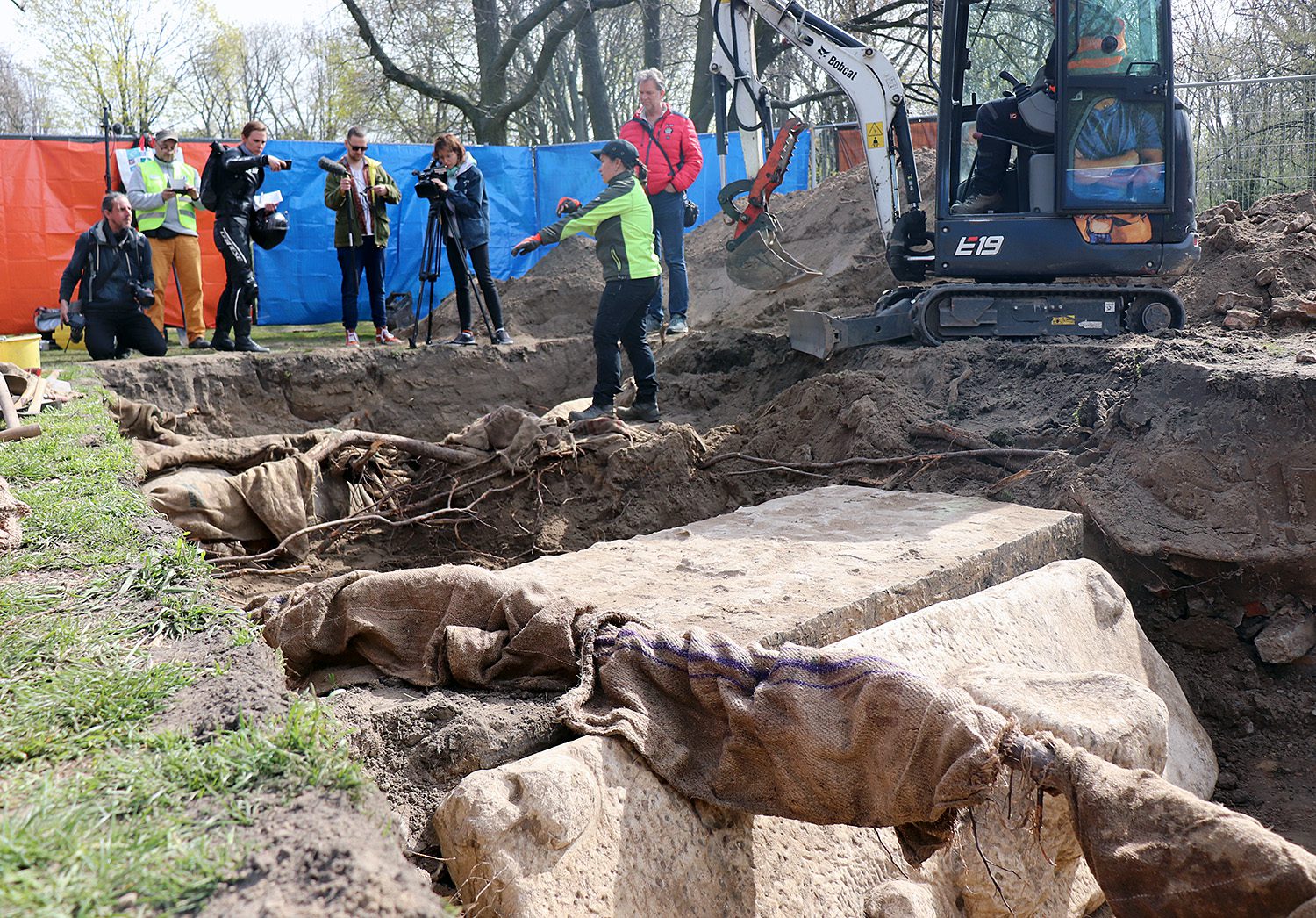 Das Interesse der Medien an der Ausgrabung war groß. Die Archäologin erklärt den Fund. Foto: Schnell