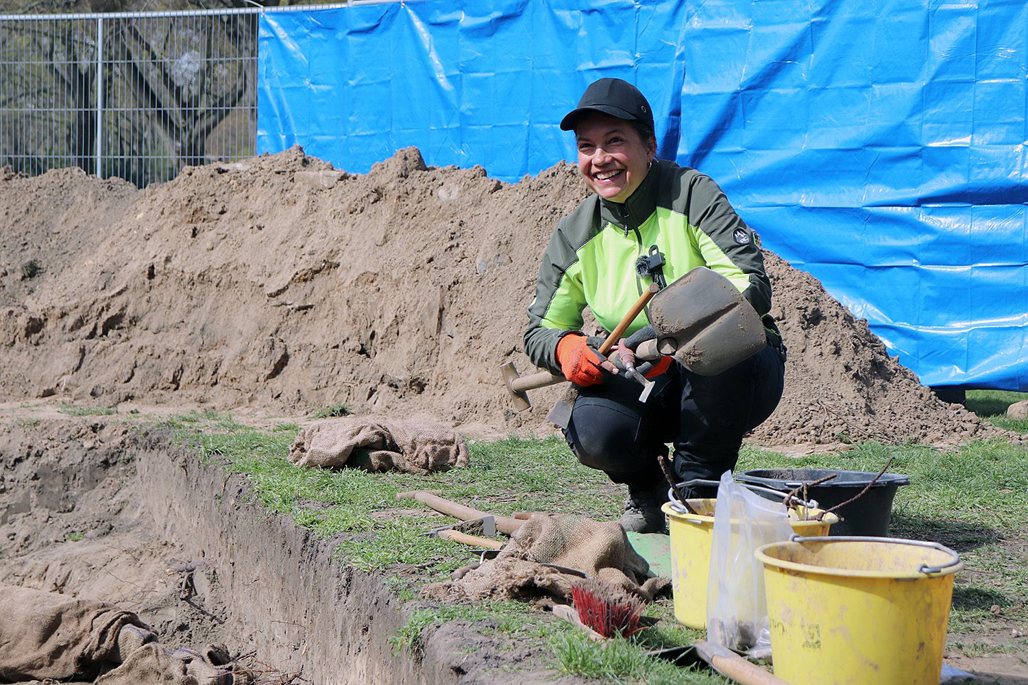 Archäologin Claudia M. Mehlisch an der Ausgrabungsstelle im Humboldthain. Foto: Schnell