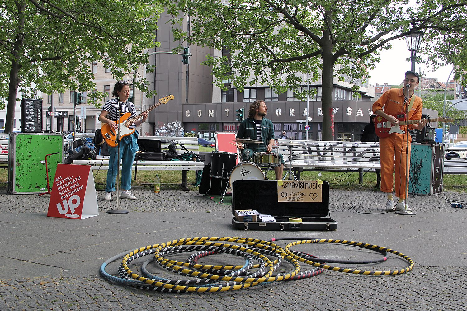 Konzert der Band Nevis auf dem Nettelbeckplatz am 14. Mai, davor gab es einen Hula-Hoop-Workshop. Eins von mehreren geplanten Veranstaltung zur Belebung des Platzes. Foto: Hensel