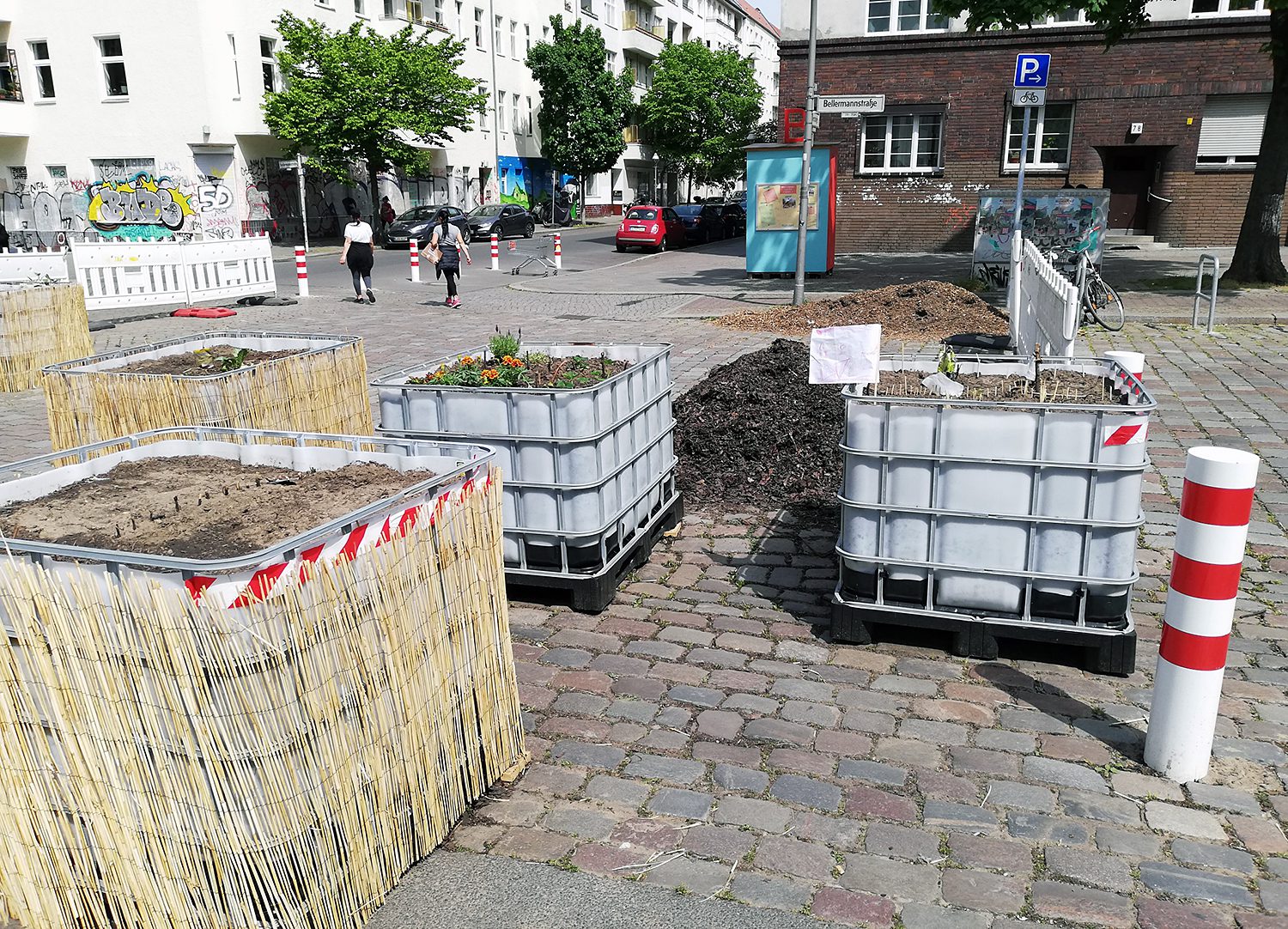 Der Bellermanngarten ist da! Am 7. und 8. Mai wurden die Hochbeete zwischen den Kiezblocks in der Bellermannstraße aufgestellt. Foto: Hensel