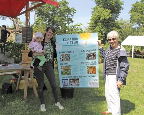 Jessica Gallschütz mit ihrem Kind und Dorothea Janke von der Klima und Kiez AG stellten ihre Arbeit vor und gewannen den 1. Preis. Foto: Hensel