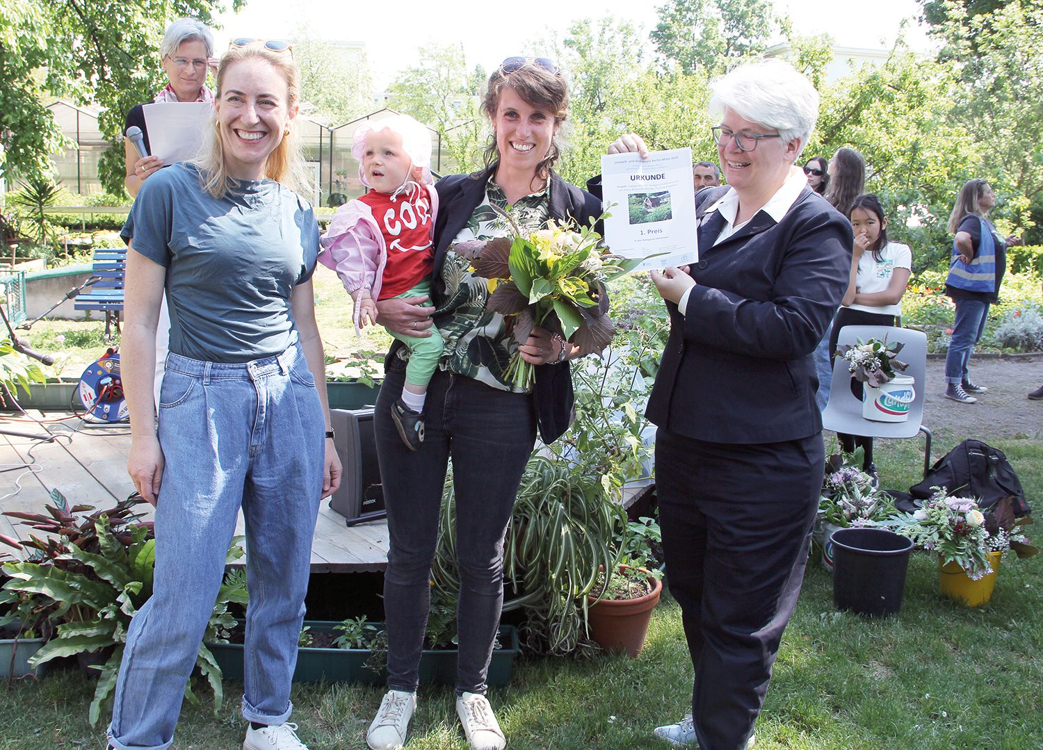 Preisträgerin Jessica Gallschütz mit ihrem Kind, eingerahmt von den Stadträtinnen Dr. Almut Neumann (links) und Stefanie Remlinger. Foto: Hensel