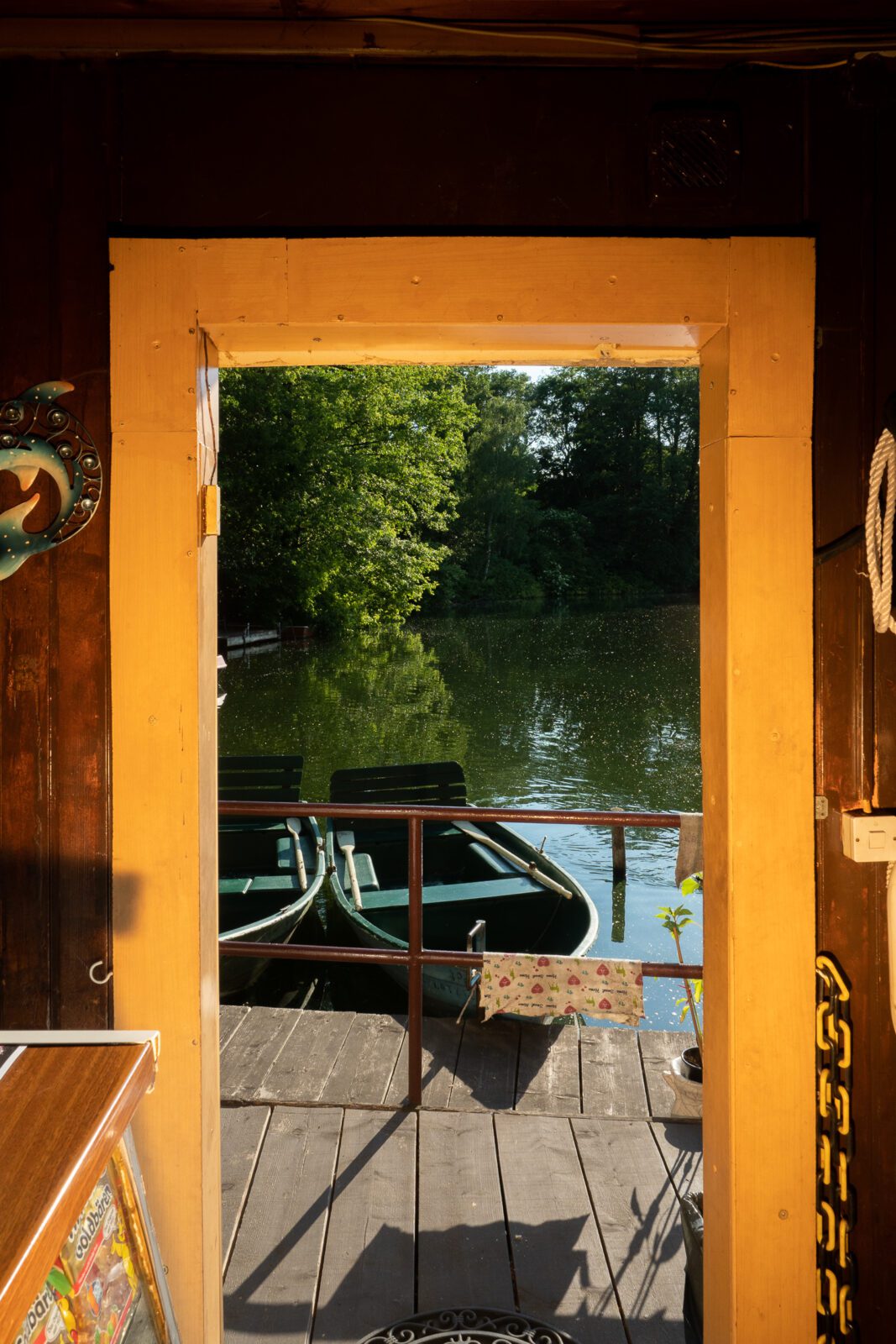 Blick von Innen der Fischerpinte auf Ruderboot