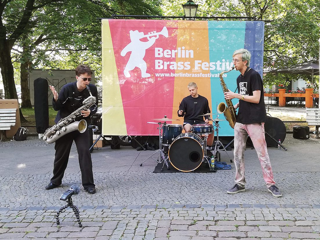 Die Band "Brass Riot" sorgte am Montaf (20.6.) ordentlich für Stimmung auf dem Nettelbeckplatz. Deas Berlin Brass Festival war zu Gast. Foto: Hensel