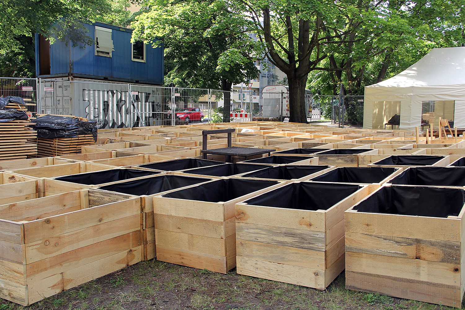 Für den Neuanfang wurde neue Hochbeete gebaut. 200 Stück sollen es in der Gartenstraße werden. In dem blauen Container im Hintergrund soll das Gartenbüro entstehen. Foto: Hensel