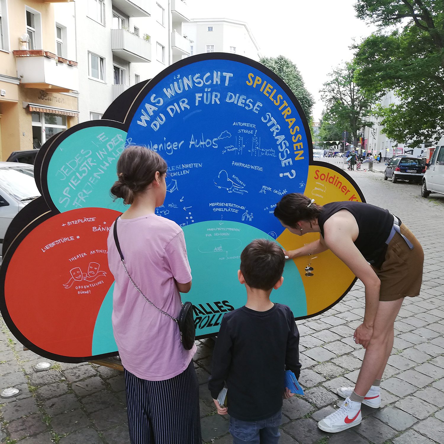 Am Mittwoch (8.6.) gehörte die Freienwalder Straße vorübergehend den Kindern. Die Spielstraße wurde ausgiebig genutzt. Das nächste Mal wird am 22. Juni die Kattegatstraße für die Kinder gesperrt (14-17 Uhr). Foto: Hensel