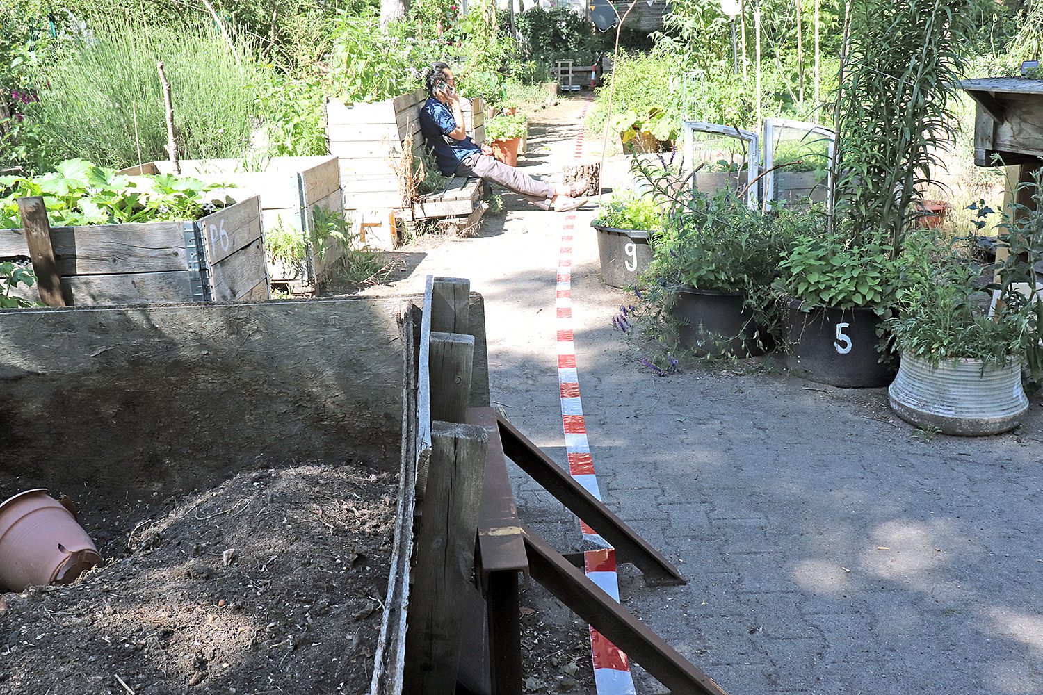 Mit einem Absperrband hatten die Gärtner.innen markiert, wo der Schulerweiterungsbau stehen würde. Foto: Andrei Schnell