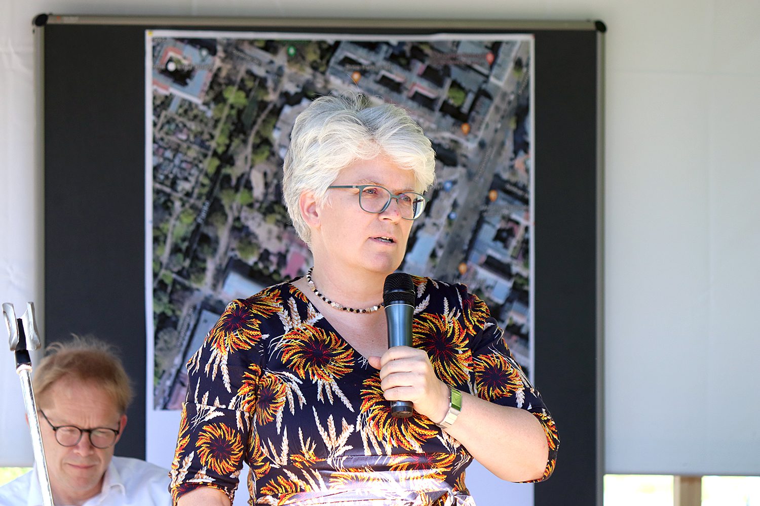 Bezirksstadträtin Stefanie Remlinger erklärt ihre Pläne. Im Hintergrund ist Stadtrat Ephraim Gothe zu sehen. Foto: Andrei Schnell