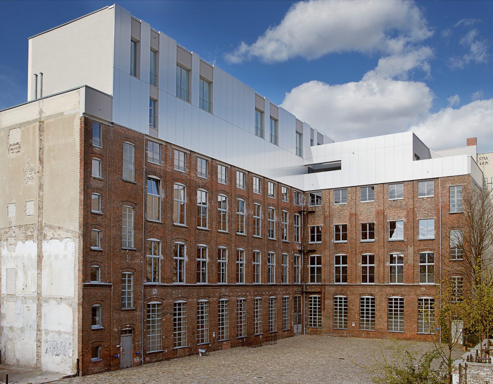 Blick auf das Gebäude nach der Renovierung. Foto von Nick Ash.