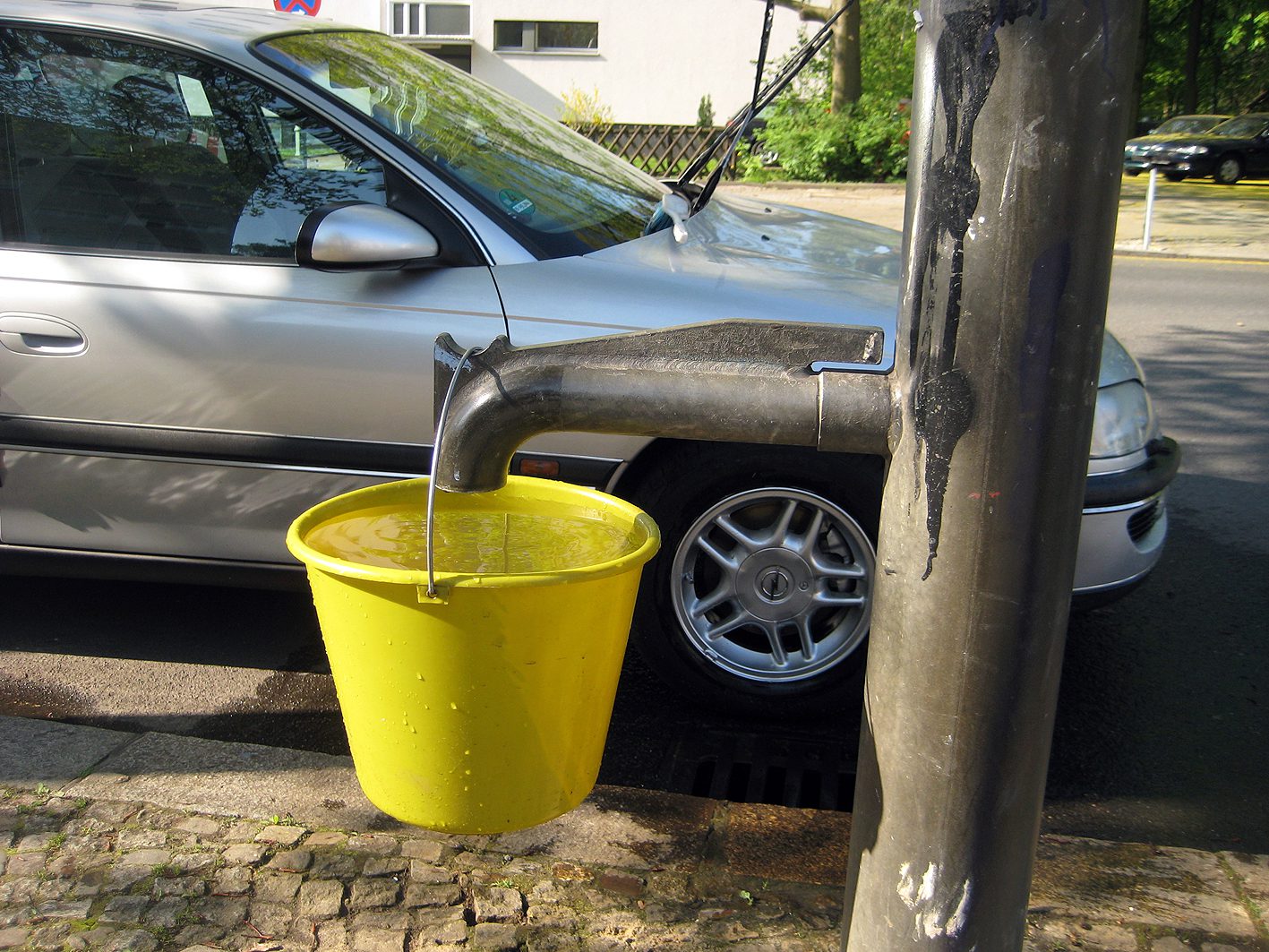 Die Notwasserpumpen können auch zum Bäumegießen benutzt werden - wie hier in der Hussitenstraße. Foto: Hensel