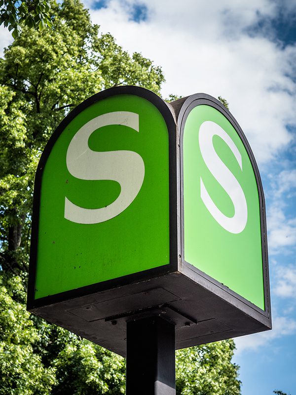 grünes S-Bahnschild