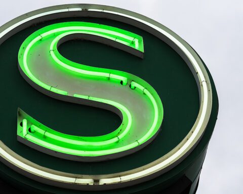 grünes, leuchtendes Symbol für S-Bahn